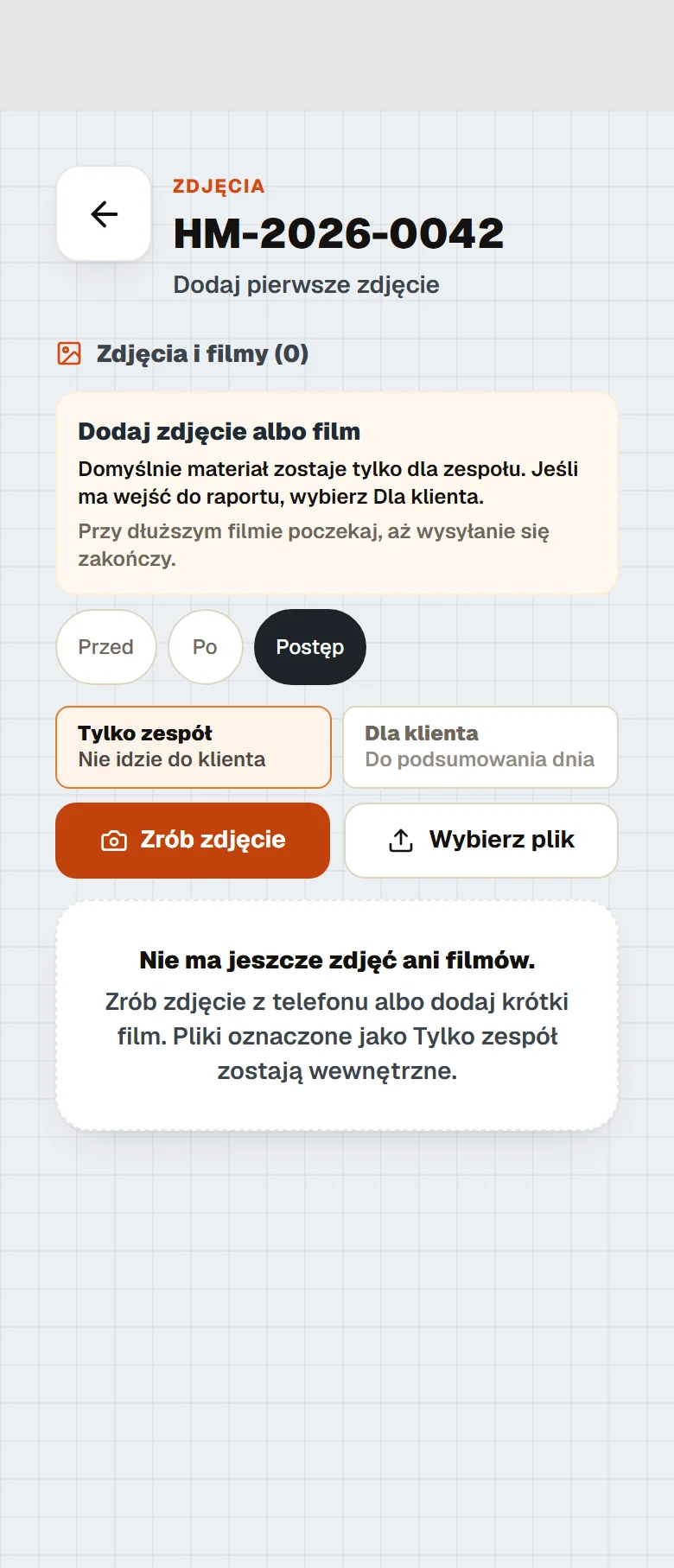 Zdjęcia zlecenia HM-2026-0042 w telefonie: przyciski Zrób zdjęcie i Wybierz plik, kategorie Przed, Po i Postęp oraz miniatury z oznaczeniem Dla klienta